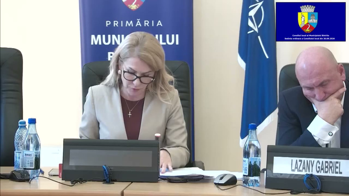 Sala de ședințe a Consiliului Local, la ședința din 30 septembrie 2026; &icirc;n dreapta, primarul Gabriel Lazany