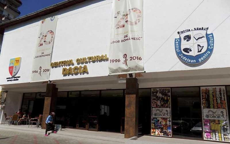 Centrul Cultural &bdquo;Dacia&rdquo;, pe bulevardul Decebal din Bistrița, cu bannerele aniversării de 20 de ani a ansamblului &bdquo;Dor rom&acirc;nesc&rdquo;, 1996&ndash;2016